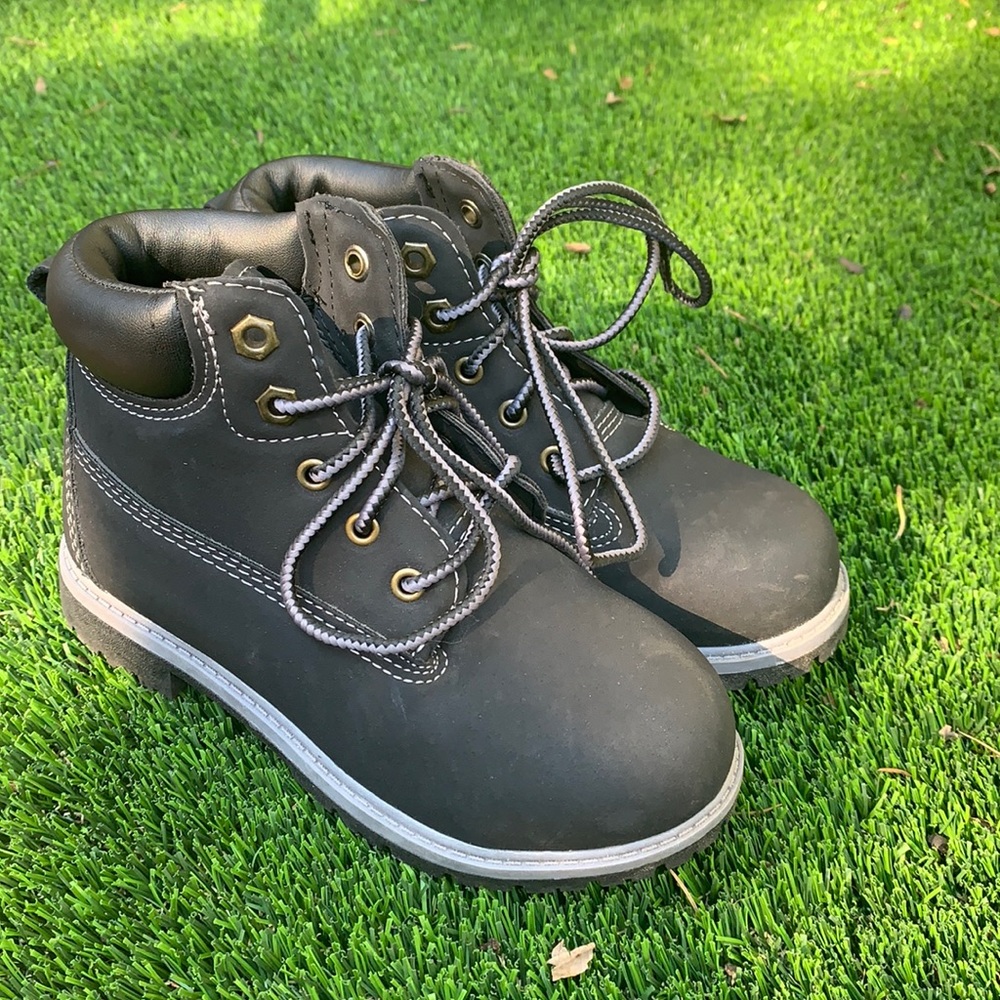 Wonderkids rugged boots, size 13